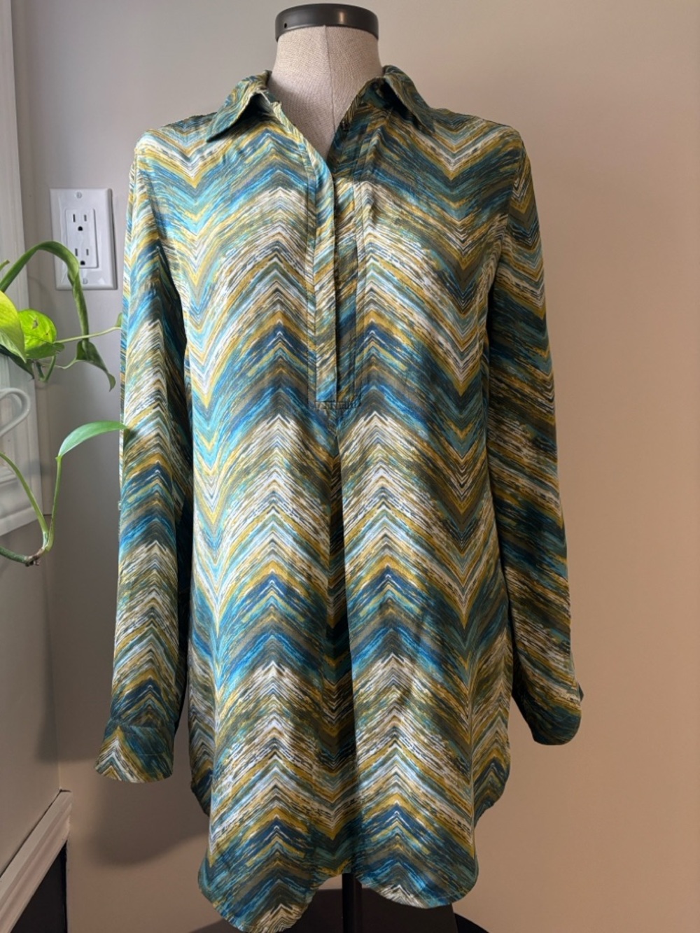 TYLER BOE 100% silk blouse